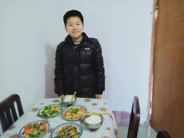 河南一小学鼓励学生在家学做菜 疫情过后办美食大赛