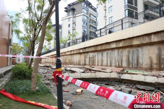 广西南宁一小学百米围墙坍塌无人员伤亡