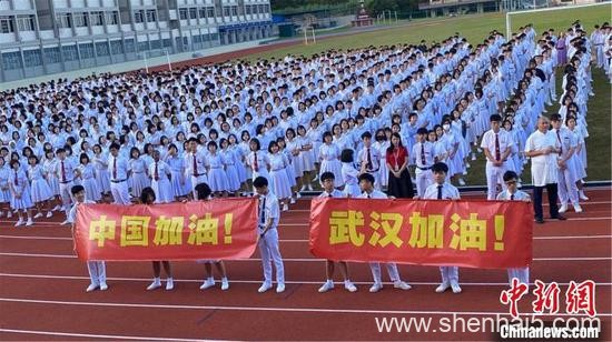 马来西亚3000中学学生为中国抗疫加油打气