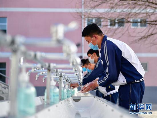 3月13日，青海省海东市互助土族自治县民族中学的学生在进入食堂用餐前洗手。新华社记者