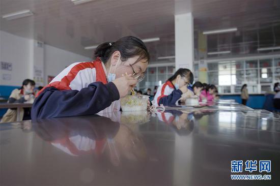 3月14日，青海省海北藏族自治州第一高级中学的学生在餐厅分桌就餐。新华社记者