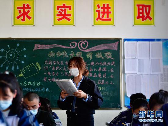 3月13日，青海省海东市互助土族自治县民族中学高三年级教师在给学生授课。