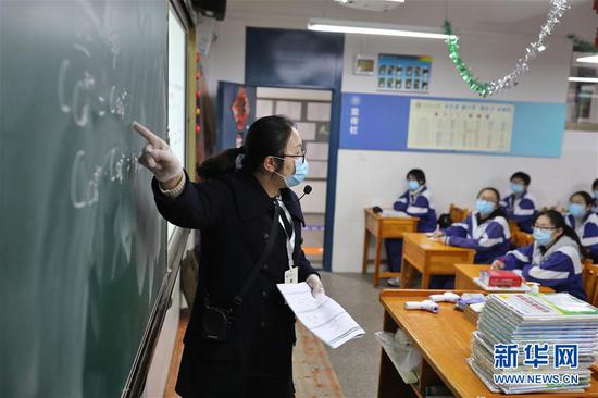 3月16日，贵阳市第六中学高三教师在教室内授课。