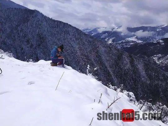 女大学生雪中坐2小时 3800米高山上找信号上网课