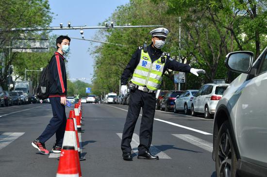 交警现场进行指挥，确保学生出行安全。新京报记者