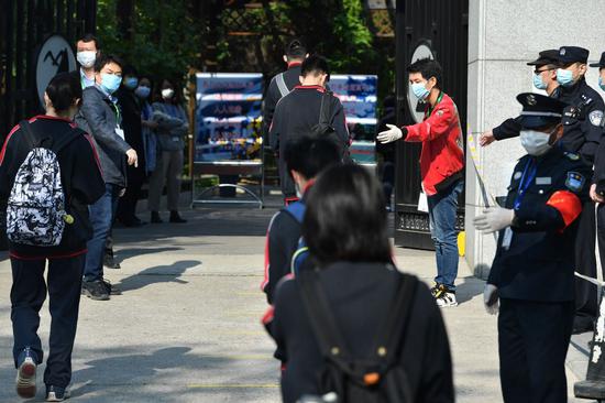 校门外，有民警进行值守。新京报记者