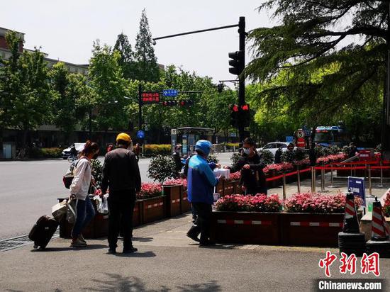 浙大玉泉校区，外卖无法进入校园，只能在校门口交接。　童笑雨