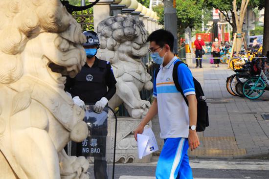 6月20日，北京，高三英语听力机考如期进行。高三学生步入学校参加考试。视觉中国供图