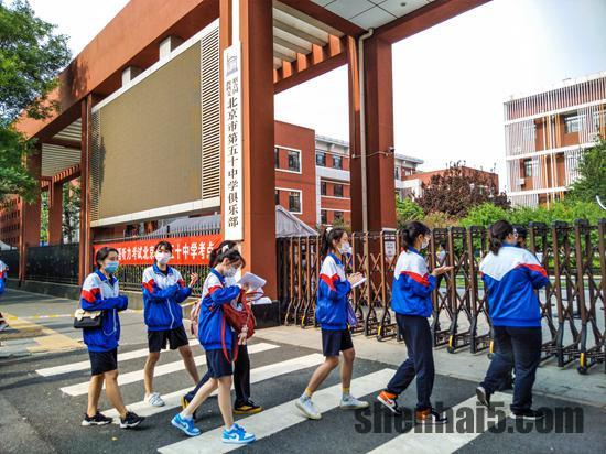 6月20日，北京，普通高考英语听力考试如期举行。在北京市第五十中学考点考生通过检测体温有序进入考场。视觉中国供图