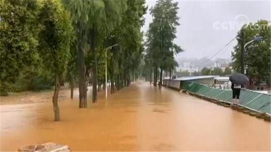 歙县遭遇50年一遇洪涝灾害 记者探访当地一高考考点