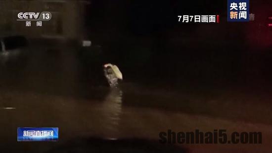 江西南昌强降雨致一学校宿舍被淹 100多名学生被转移