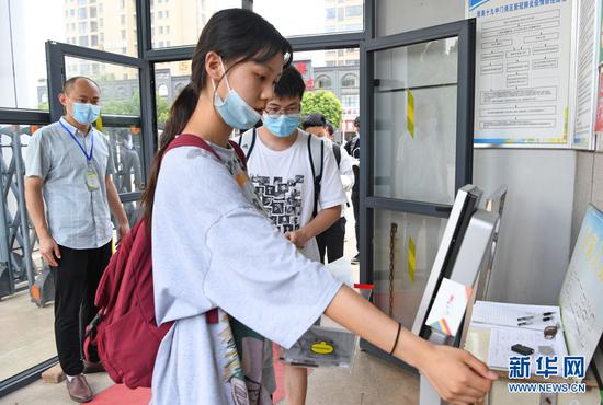 7月7日，安徽淮南二中高三（27）班学生李星洁一个人参加高考，远在上海打工的父母没法陪伴。